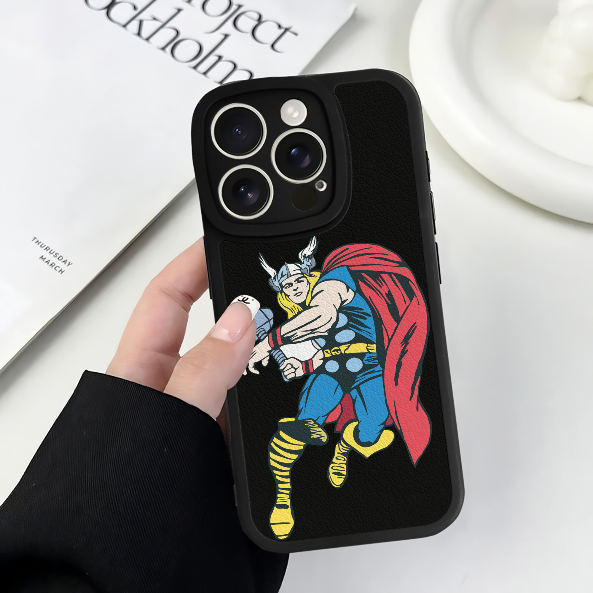 （画像用） アベンジャーズ The Avengers 【iPhone 16シリーズ対応】シリコンスマホケース（レザー調） 材質：シリコン
